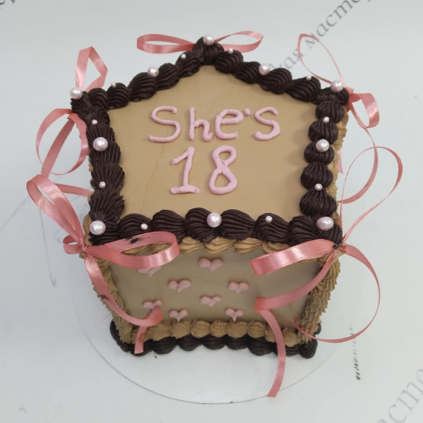 Торт She’s 18 в бежево-шоколадном стиле - 6053 на заказ в Москве, купить 2кг за 7900.00 ₽