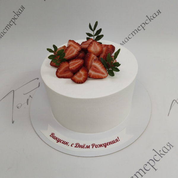 Торт с клубникой для праздника - 3035 на заказ в Москве, купить 2кг за 4800.00 ₽