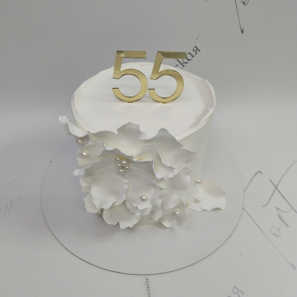 Торт с белыми цветами на 55 лет - 6184 на заказ в Москве, купить 2кг за 6400.00 ₽